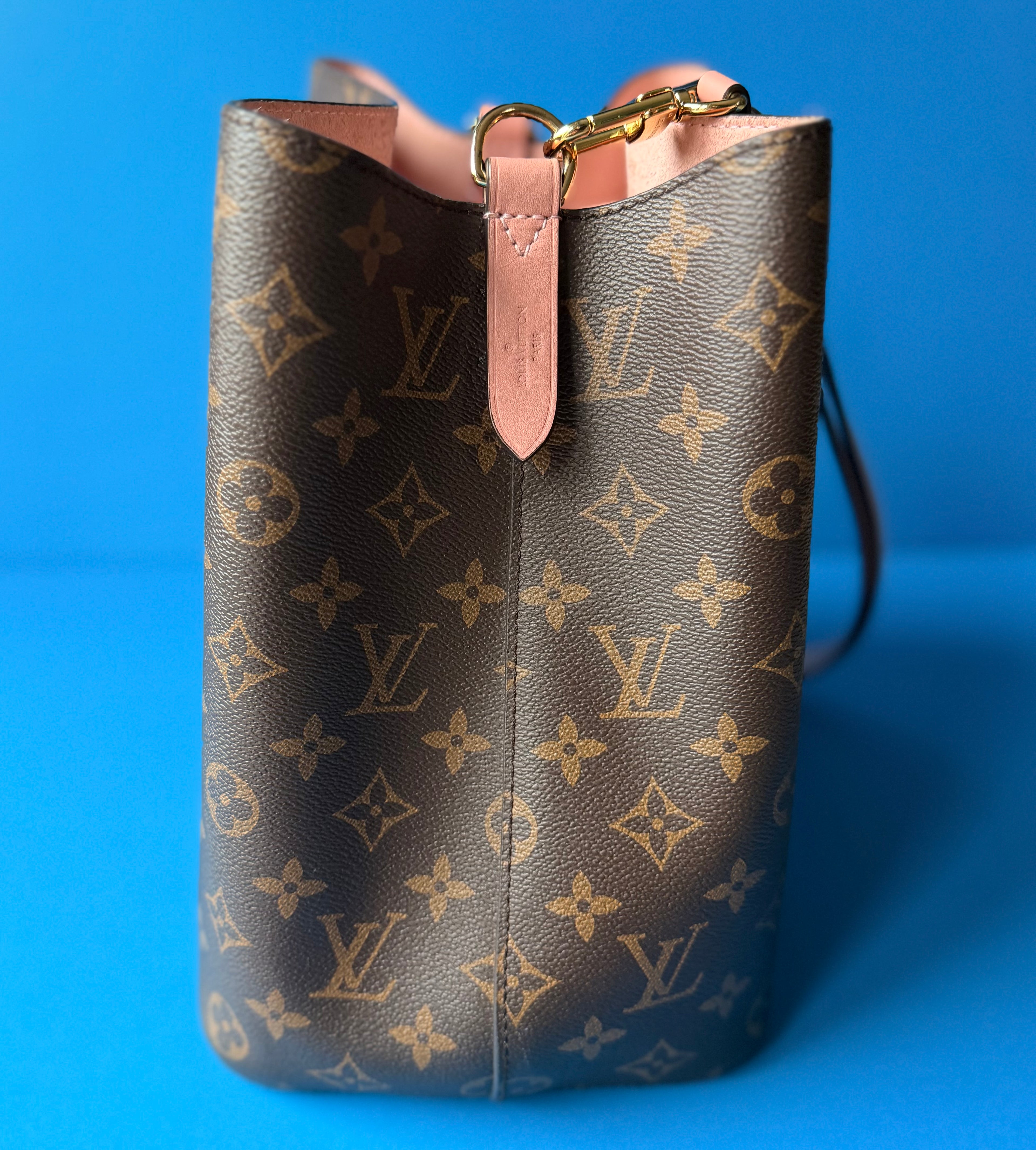 Louis Vuitton NéoNoé MM bucket bag in Monogram coated canvas Rose Poudre