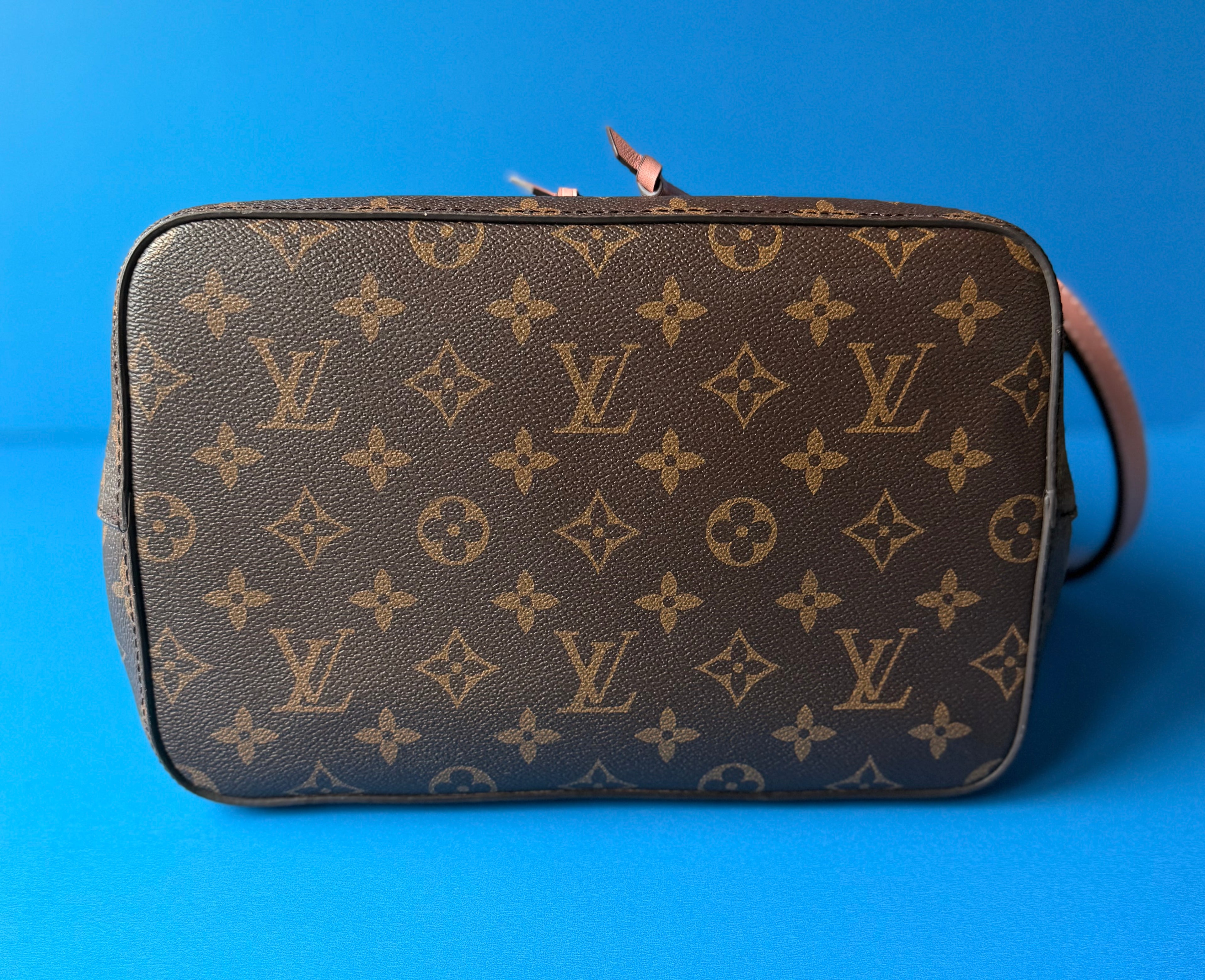Louis Vuitton NéoNoé MM bucket bag in Monogram coated canvas Rose Poudre