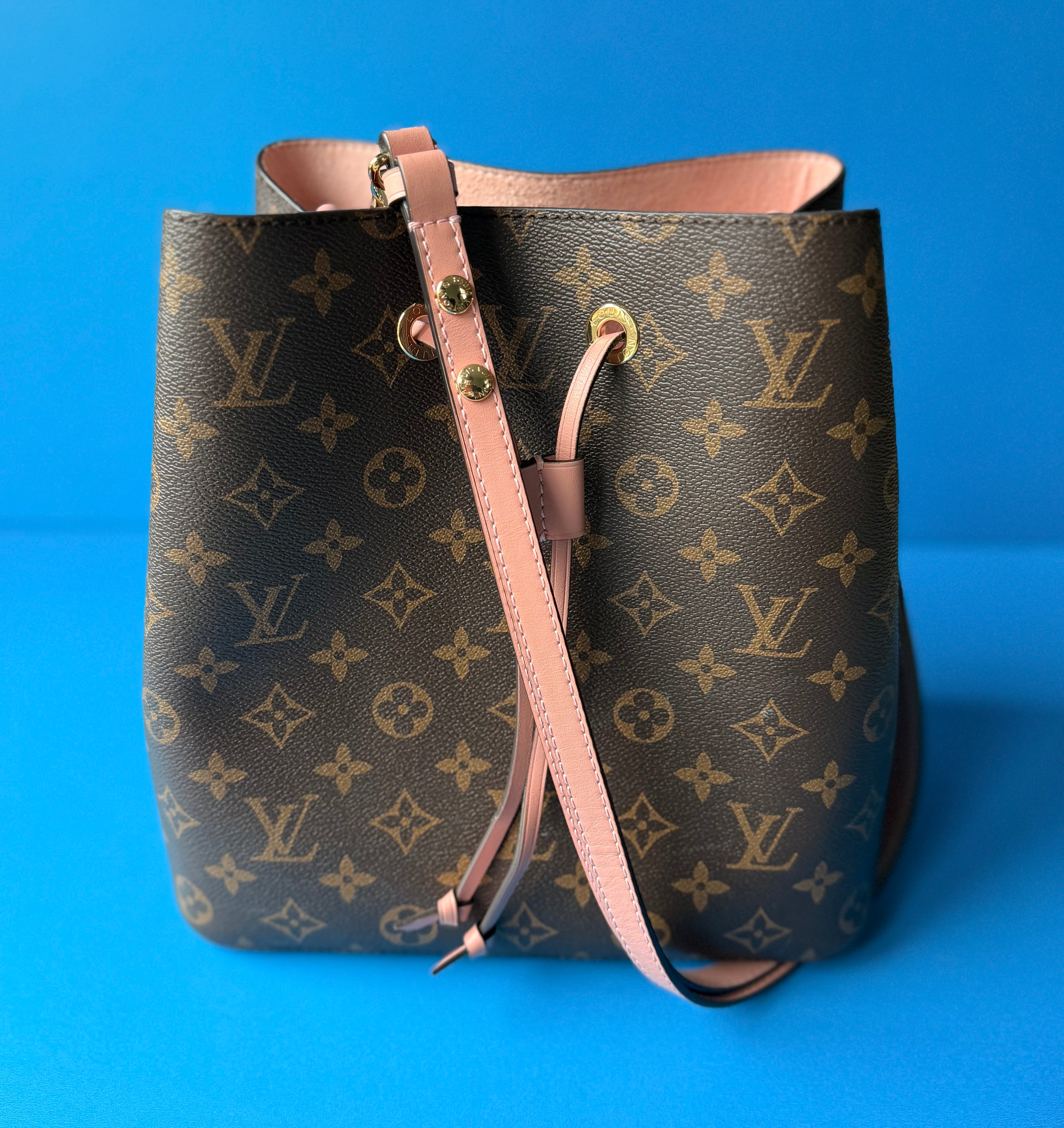 Louis Vuitton NéoNoé MM bucket bag in Monogram coated canvas Rose Poudre