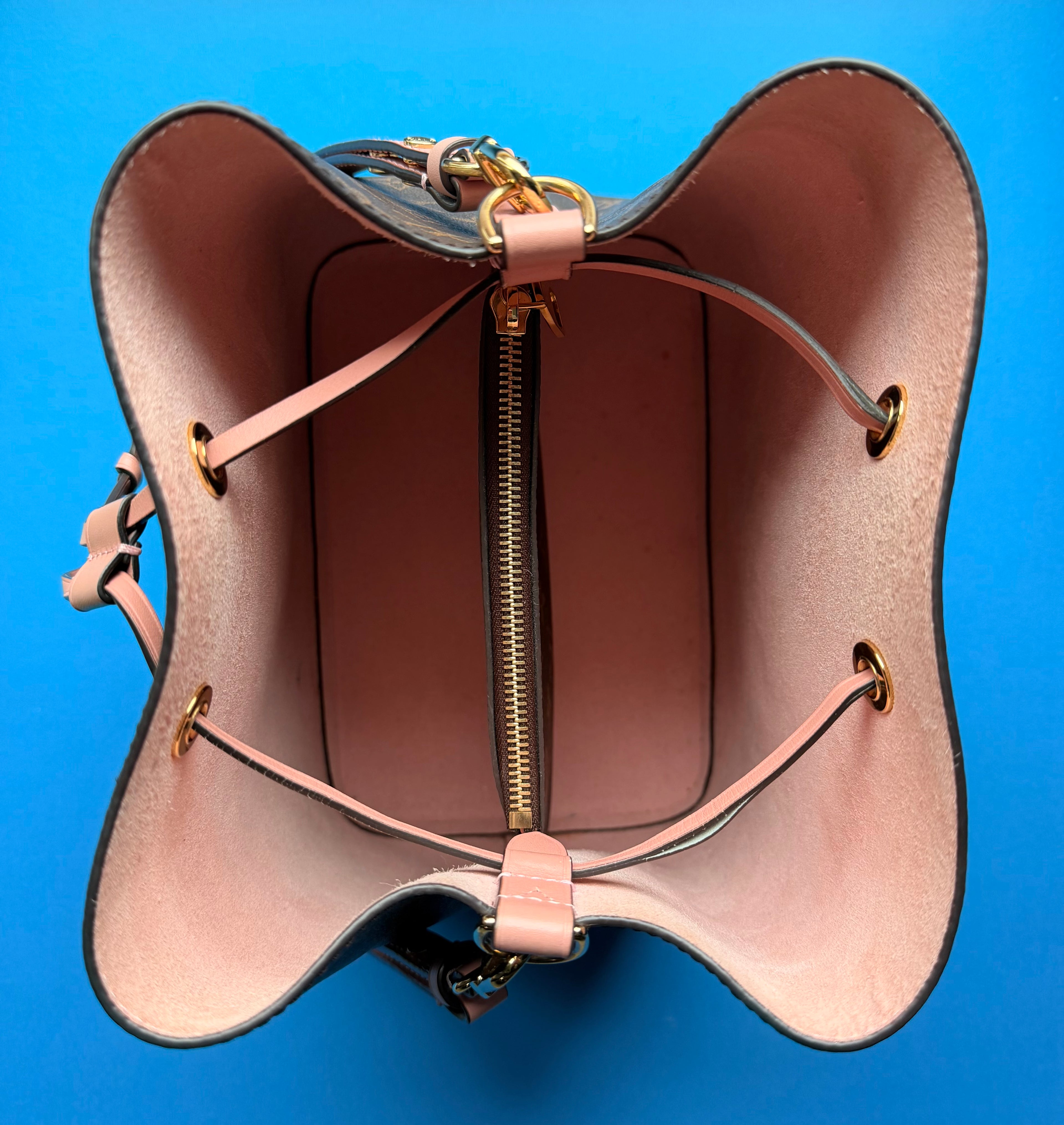 Louis Vuitton NéoNoé MM bucket bag in Monogram coated canvas Rose Poudre