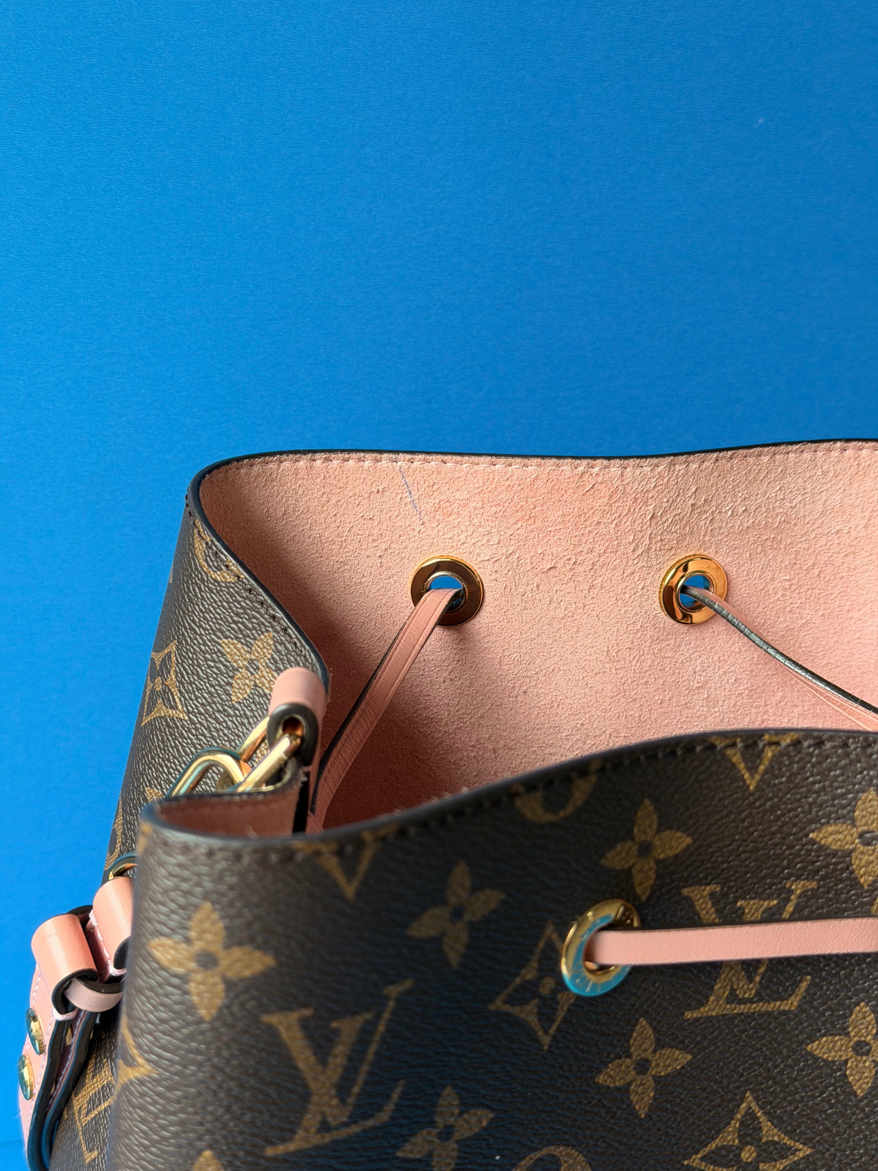 Louis Vuitton NéoNoé MM bucket bag in Monogram coated canvas Rose Poudre
