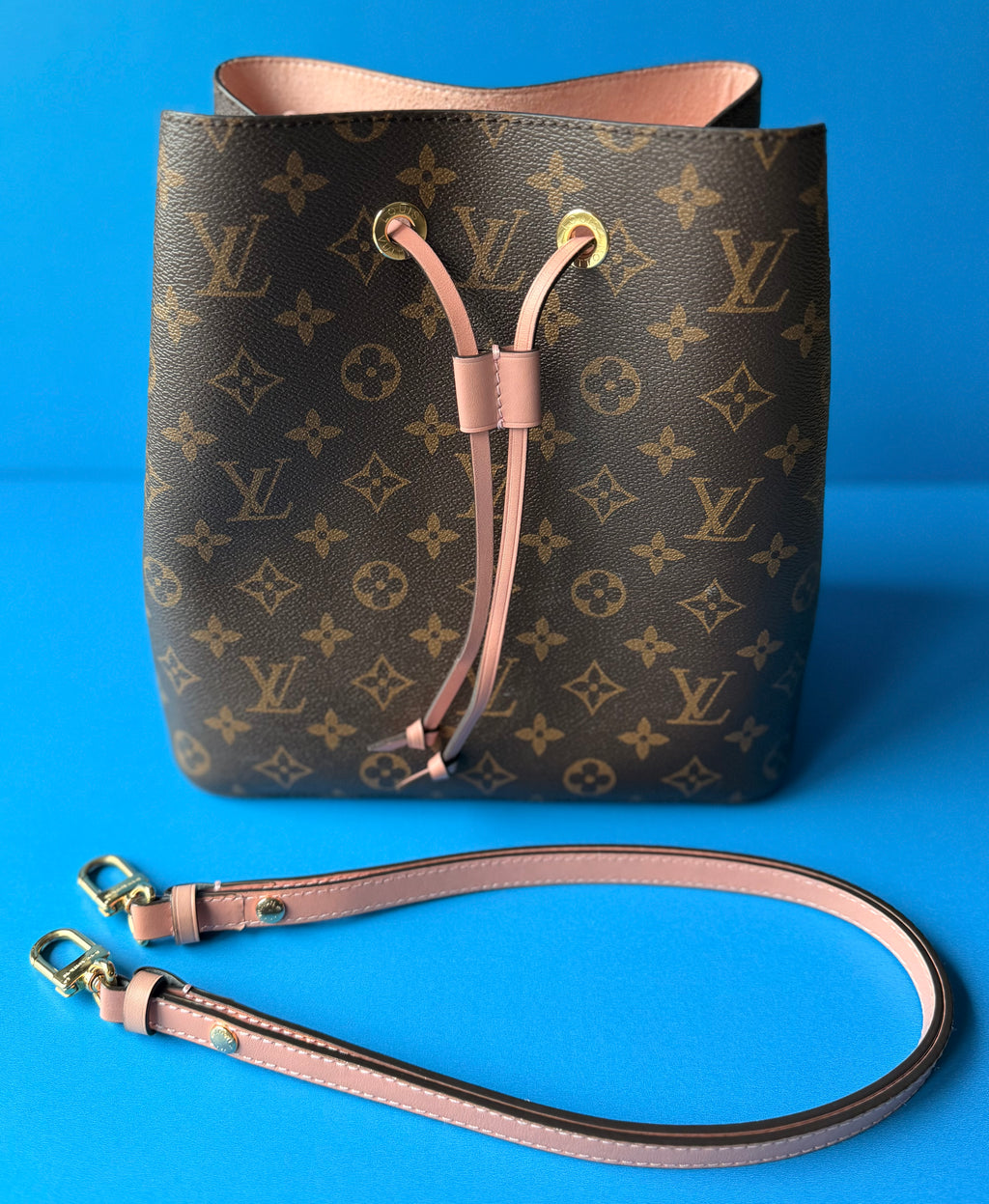 Louis Vuitton NéoNoé MM bucket bag in Monogram coated canvas Rose Poudre