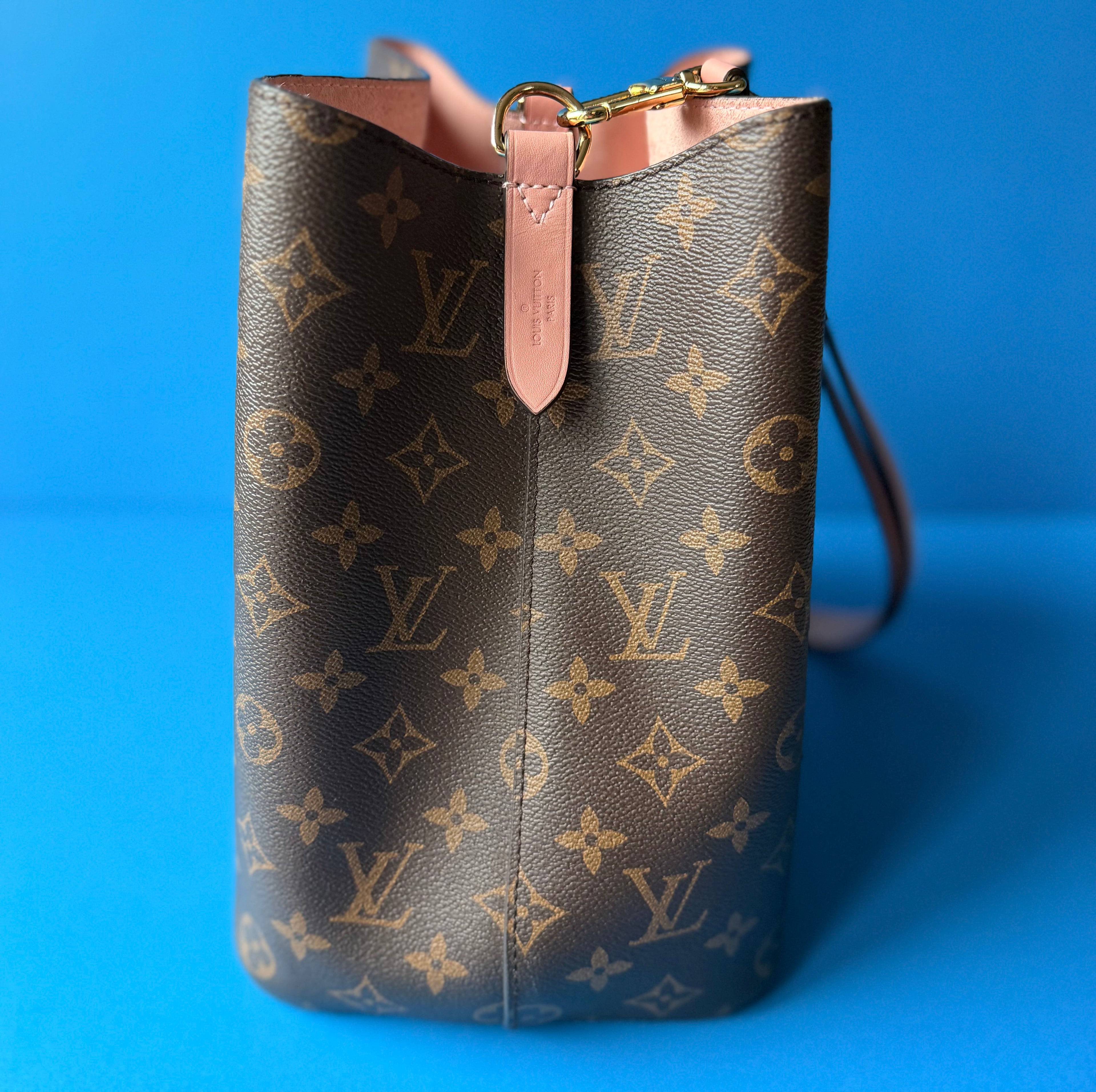 Louis Vuitton NéoNoé MM bucket bag in Monogram coated canvas Rose Poudre