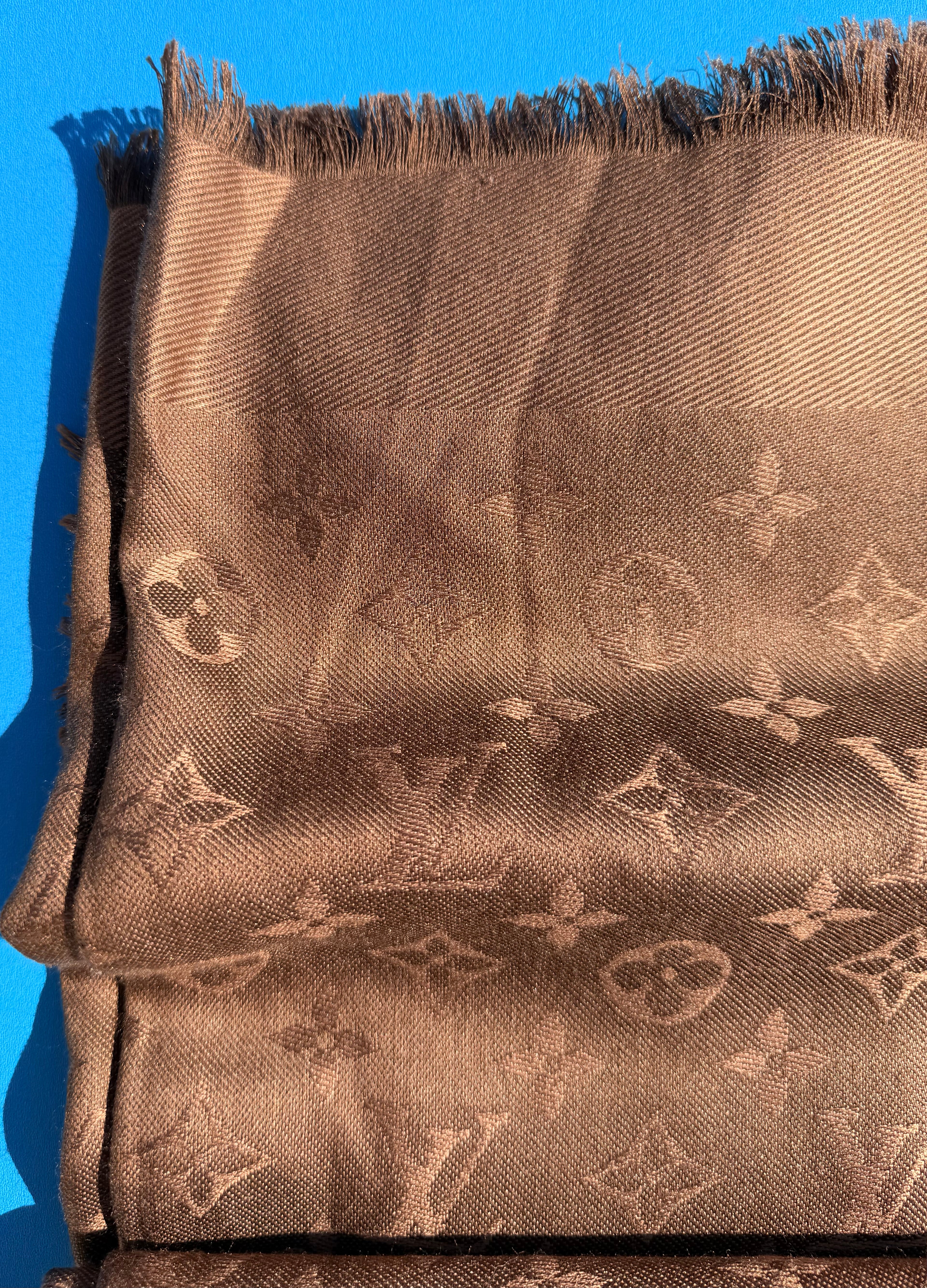 Louis Vuitton
Châle Monogram BrownSilk Scarf