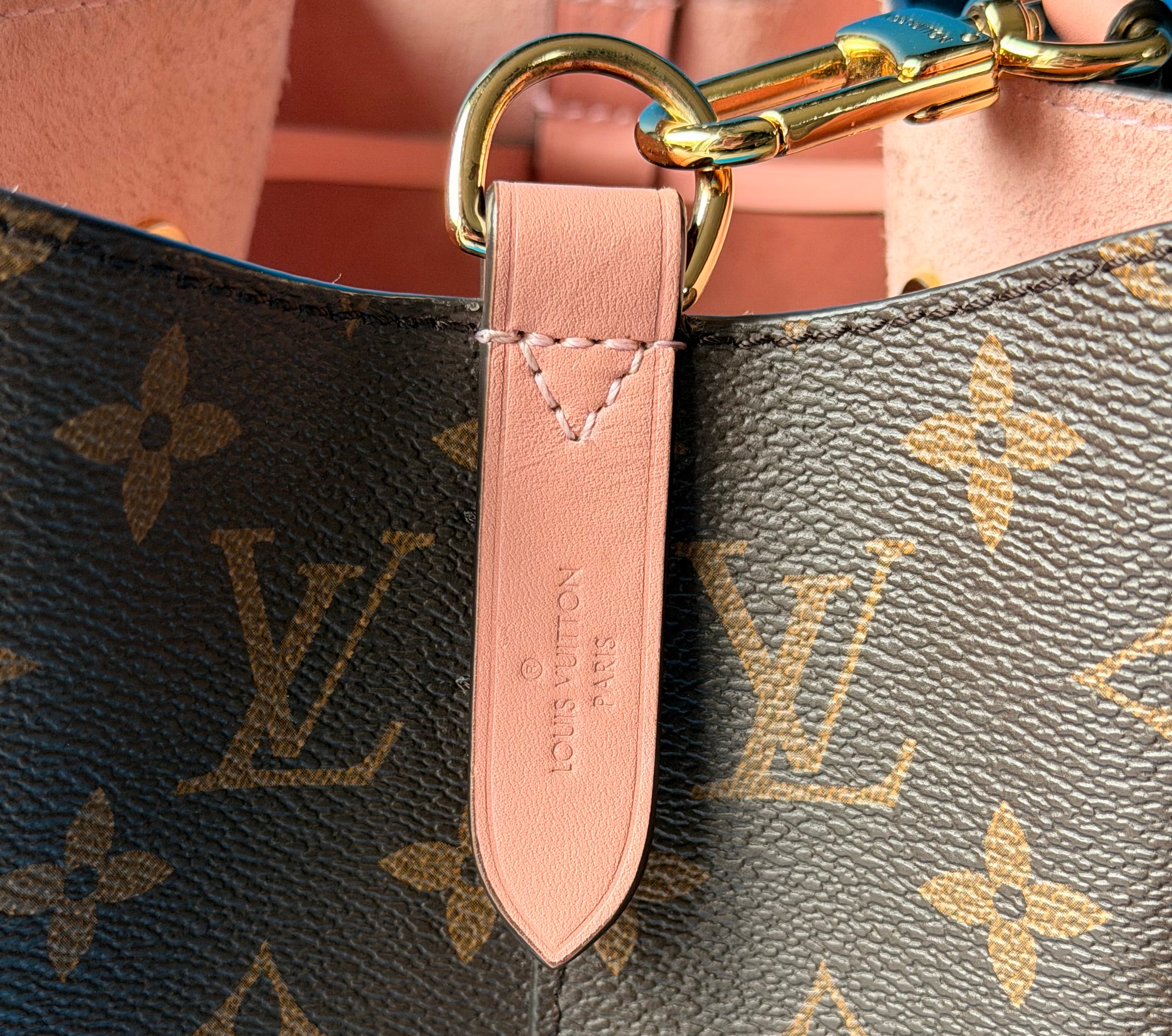 Louis Vuitton NéoNoé MM bucket bag in Monogram coated canvas Rose Poudre