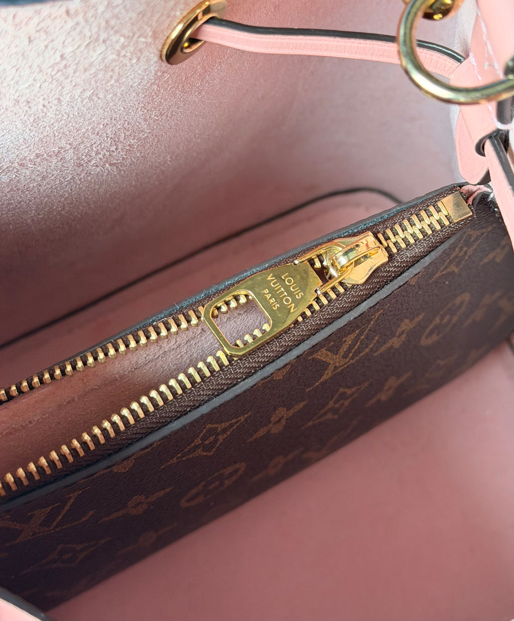 Louis Vuitton NéoNoé MM bucket bag in Monogram coated canvas Rose Poudre