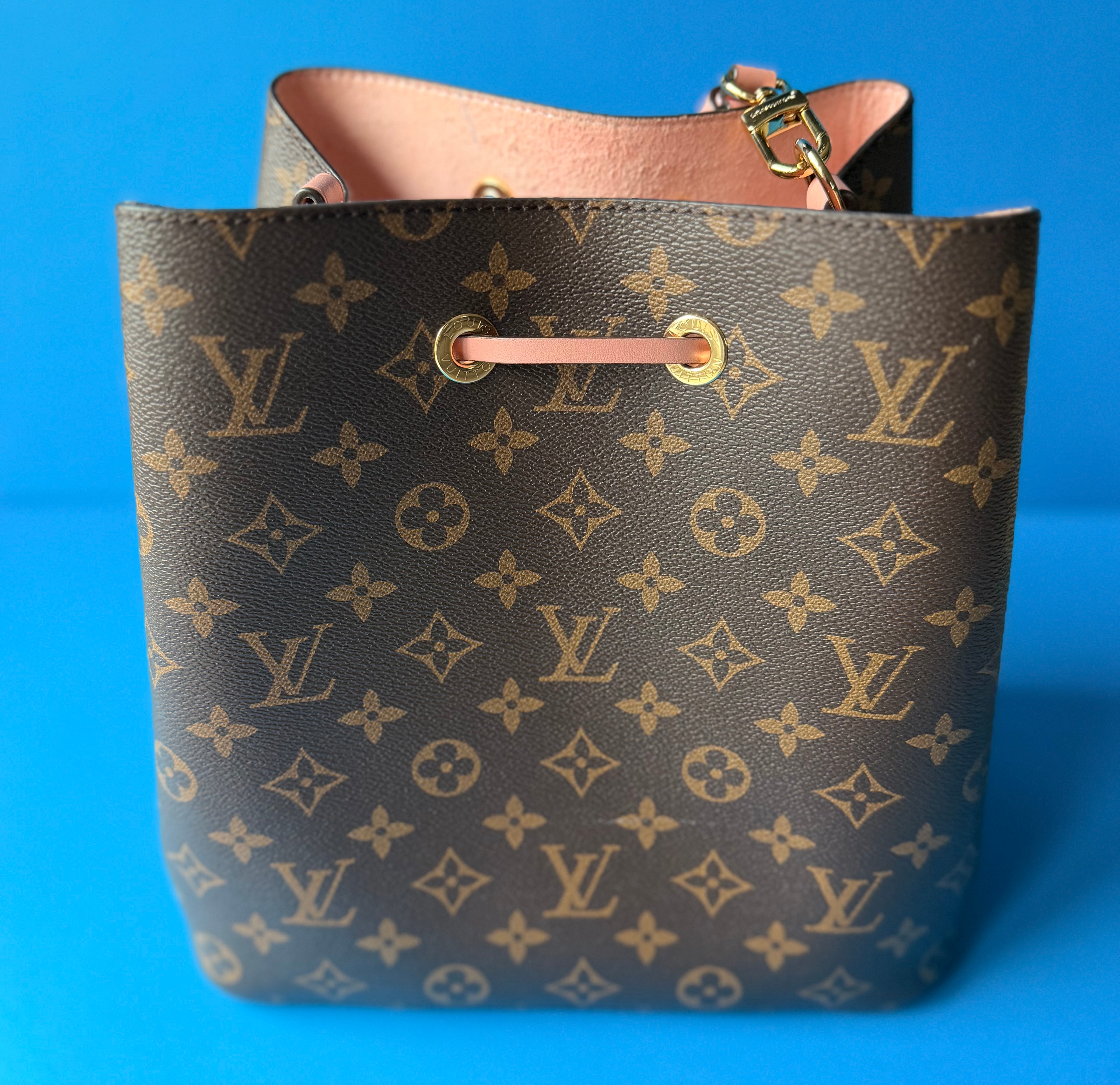 Louis Vuitton NéoNoé MM bucket bag in Monogram coated canvas Rose Poudre