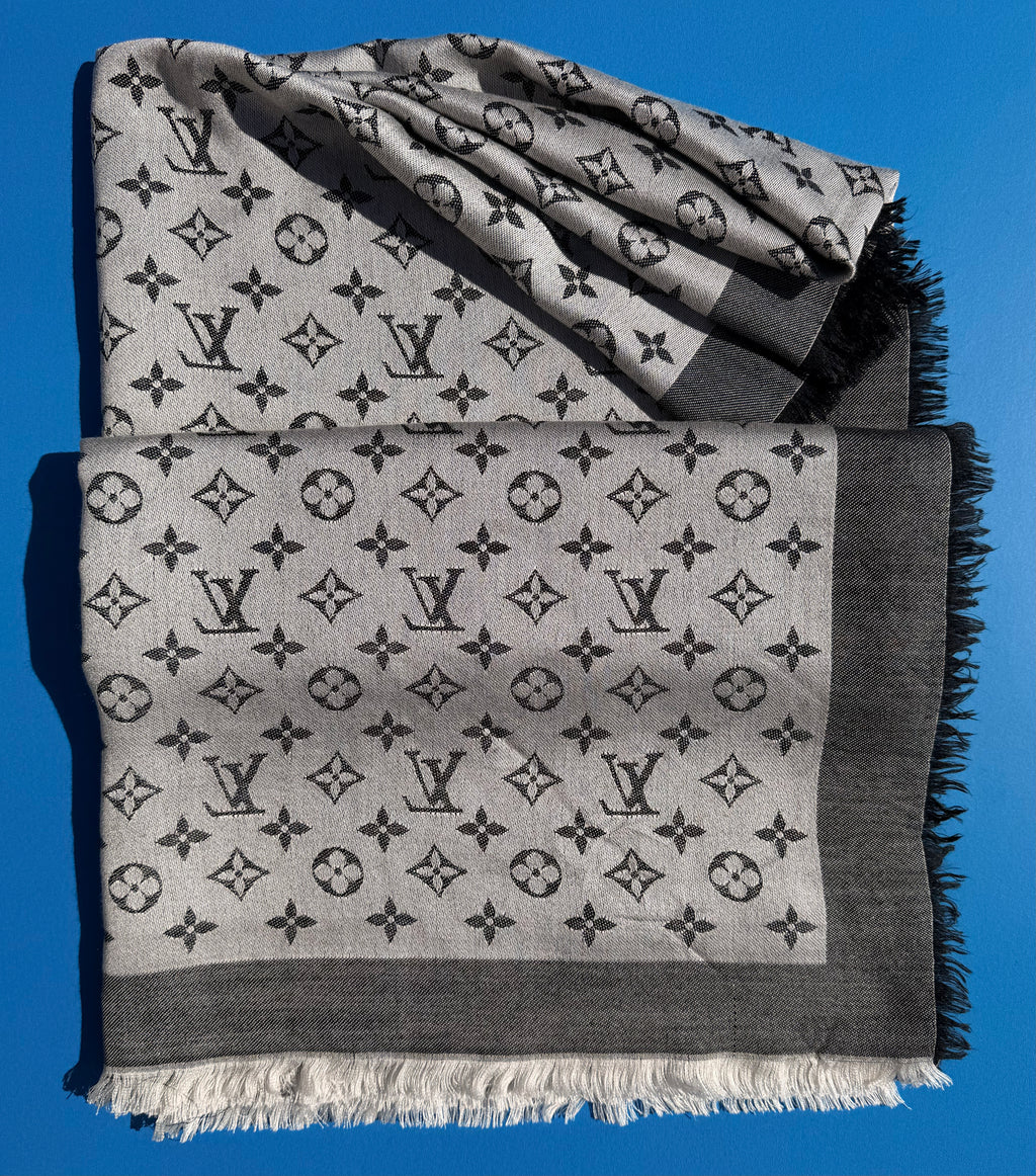 Louis Vuitton
Châle Monogram Grey Silk Scarf