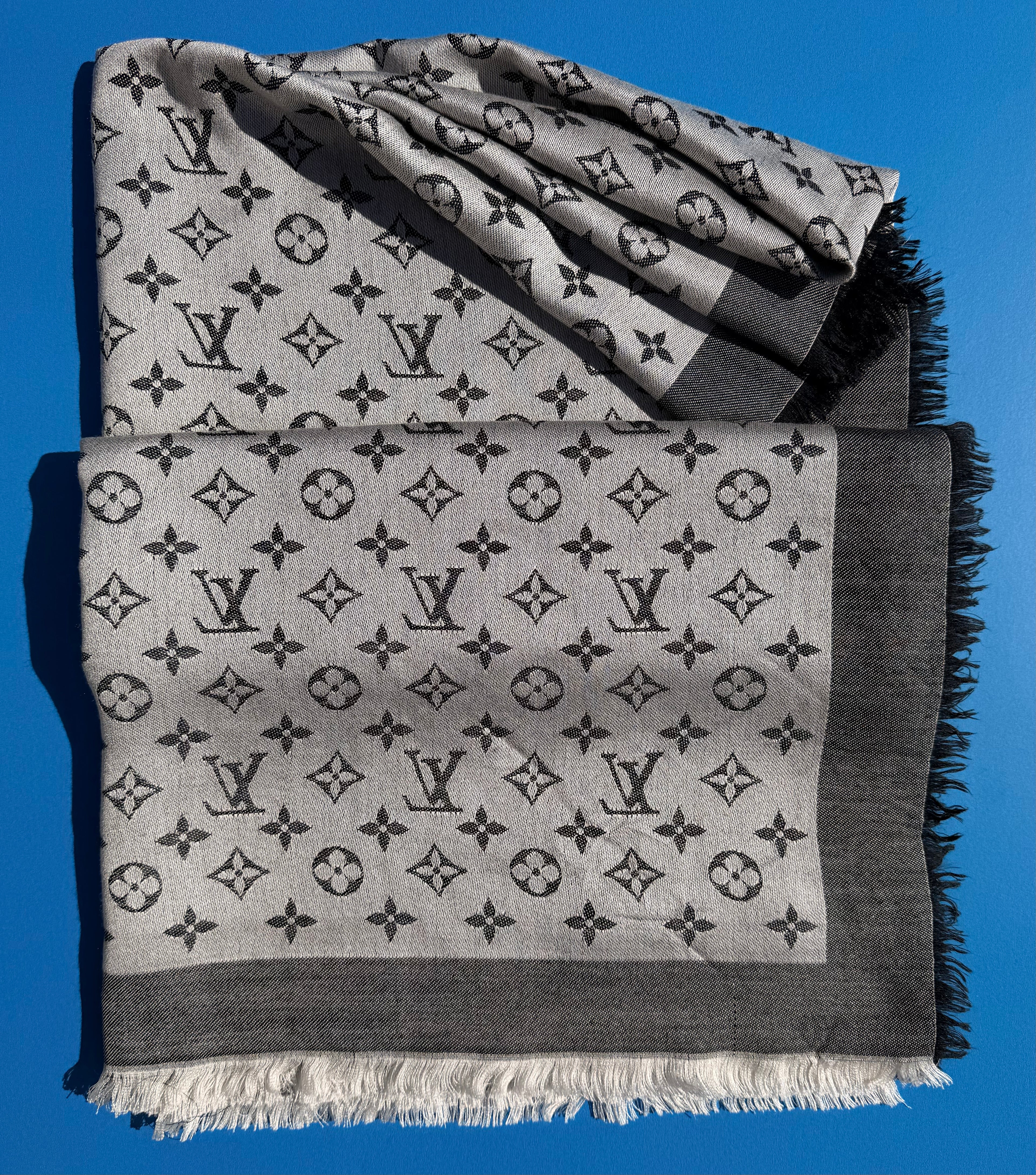 Louis Vuitton
Châle Monogram Grey Silk Scarf