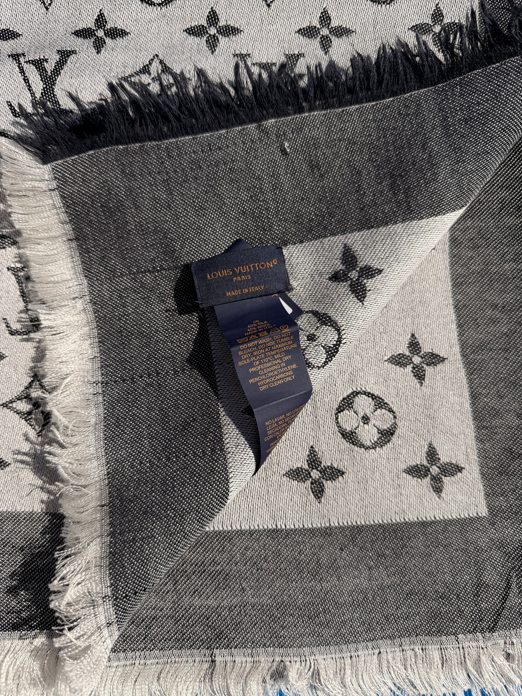 Louis Vuitton
Châle Monogram Grey Silk Scarf
