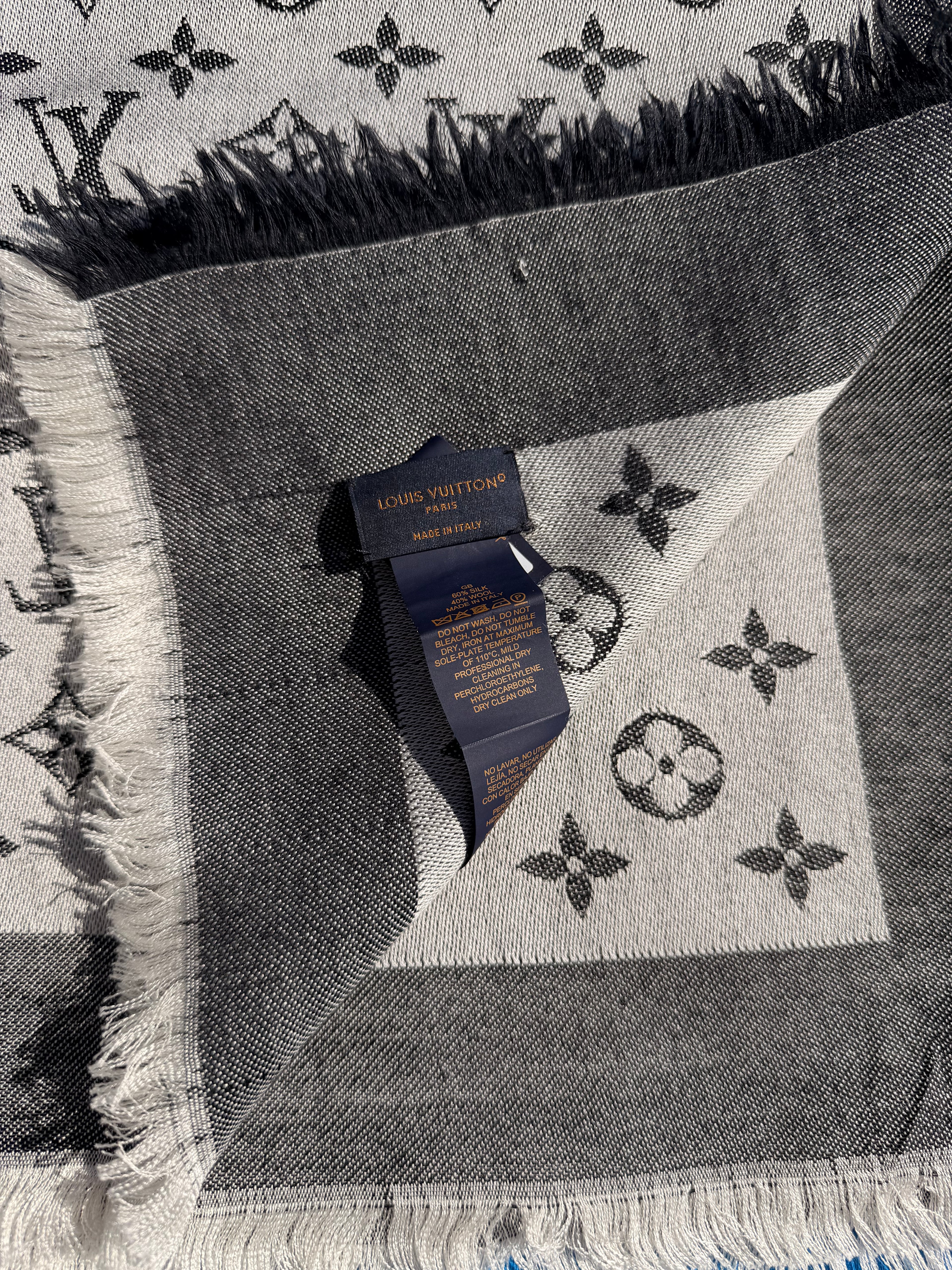 Louis Vuitton
Châle Monogram Grey Silk Scarf